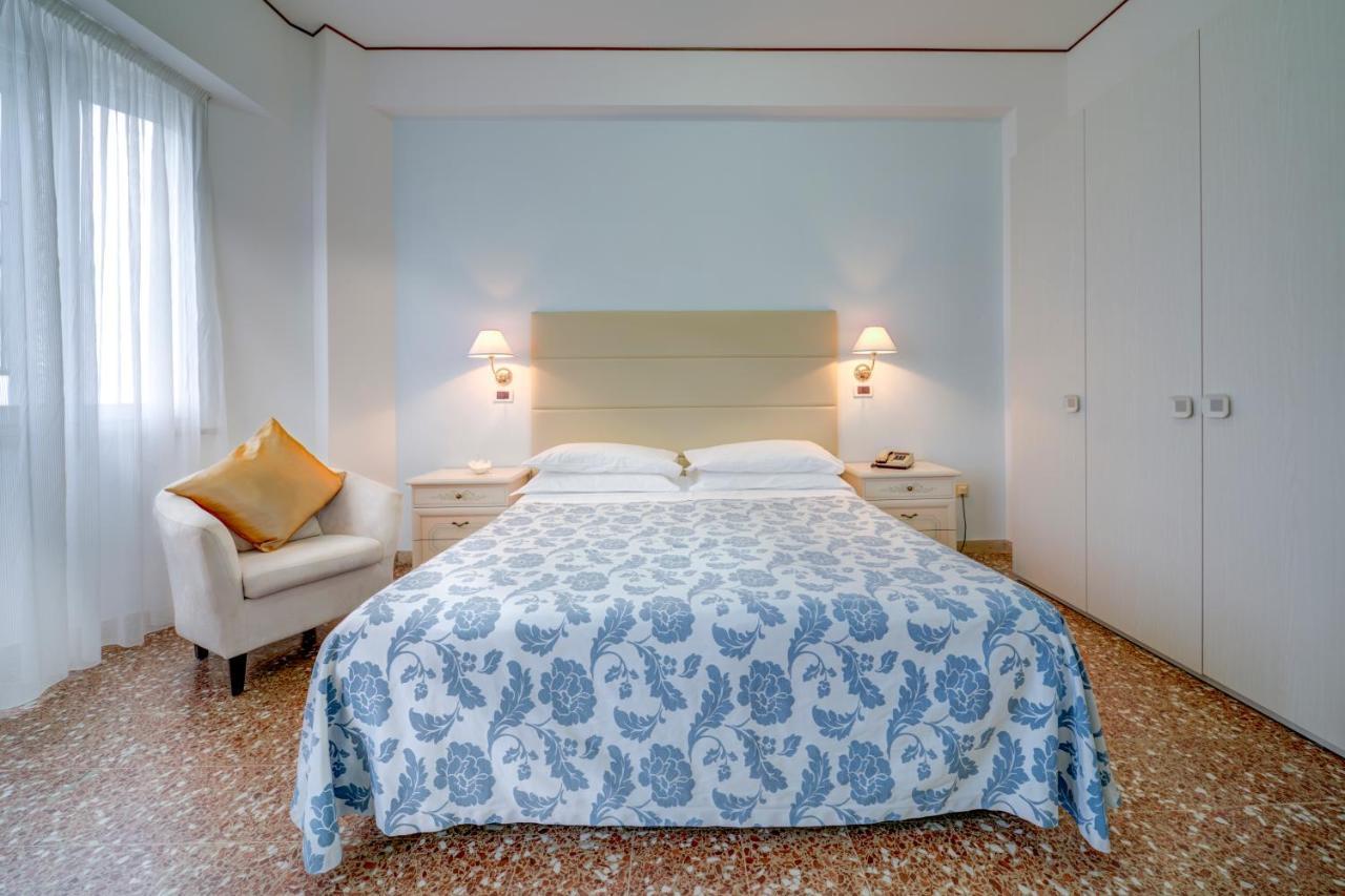 Hotel Carlton Beach Ріміні Екстер'єр фото