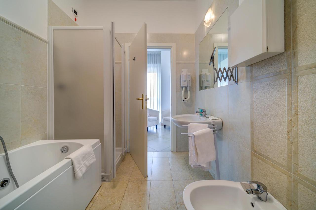 Hotel Carlton Beach Ріміні Екстер'єр фото