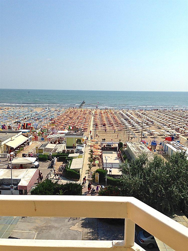 Hotel Carlton Beach Ріміні Екстер'єр фото