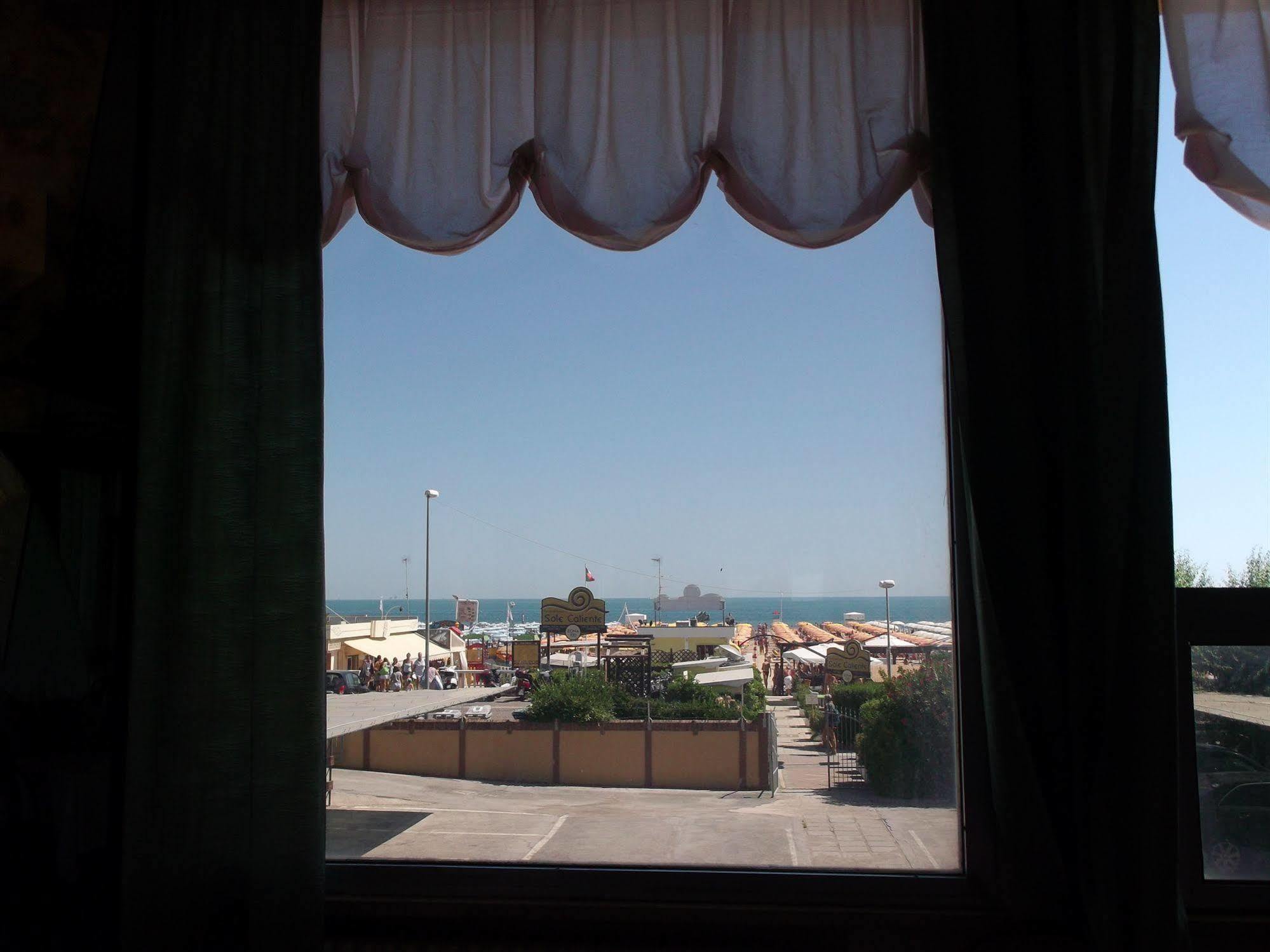 Hotel Carlton Beach Ріміні Екстер'єр фото