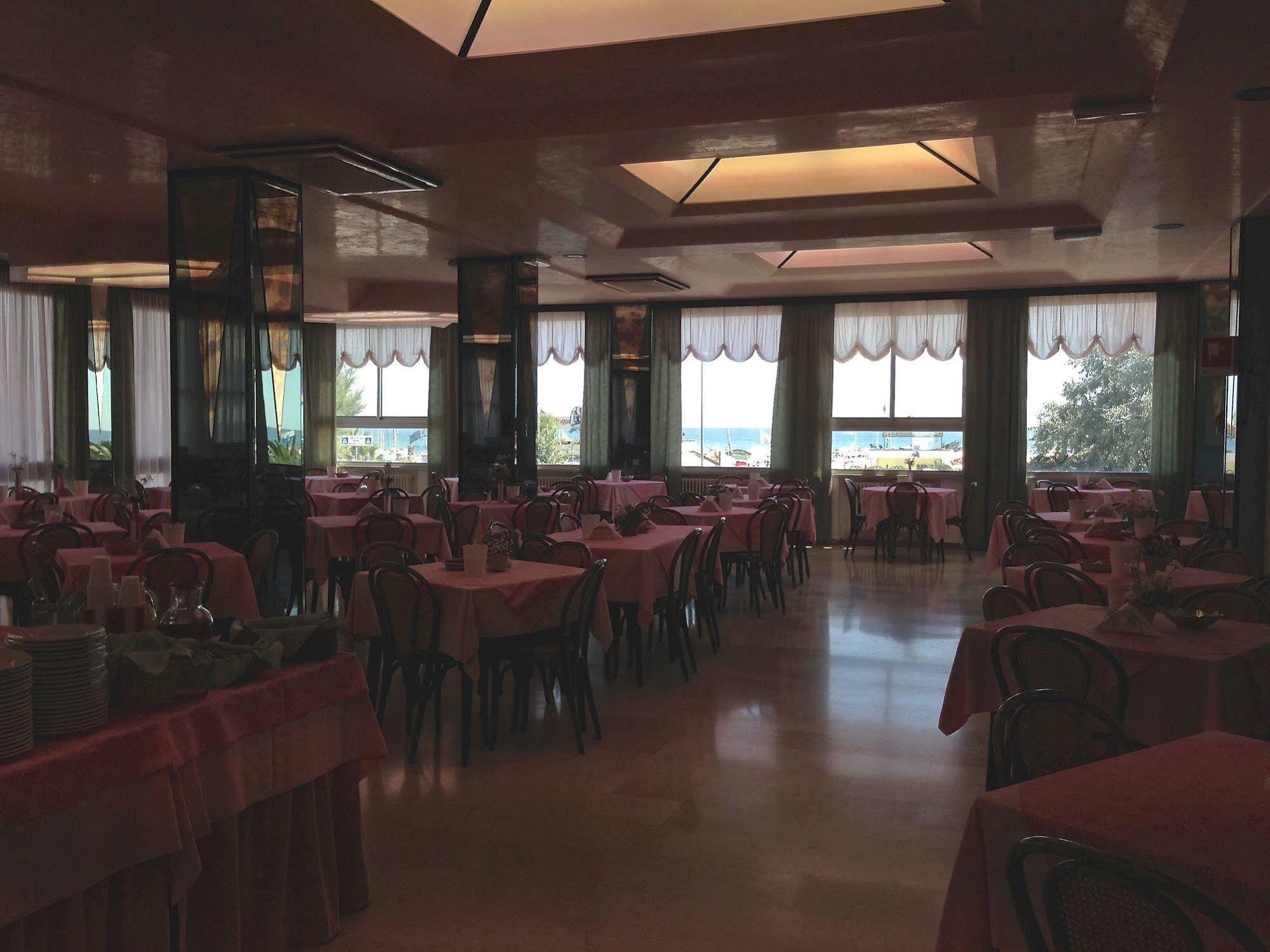 Hotel Carlton Beach Ріміні Екстер'єр фото