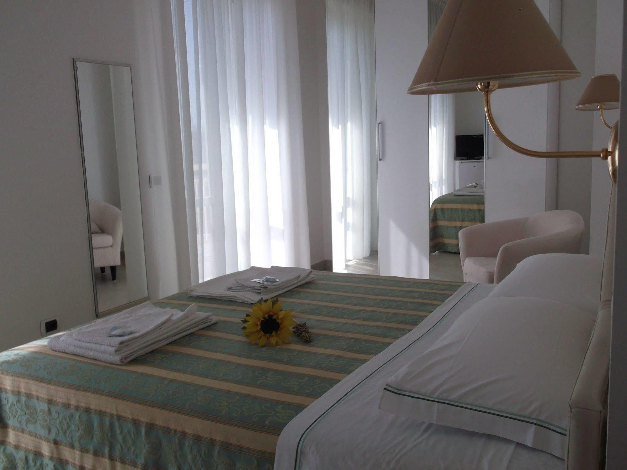 Hotel Carlton Beach Ріміні Екстер'єр фото
