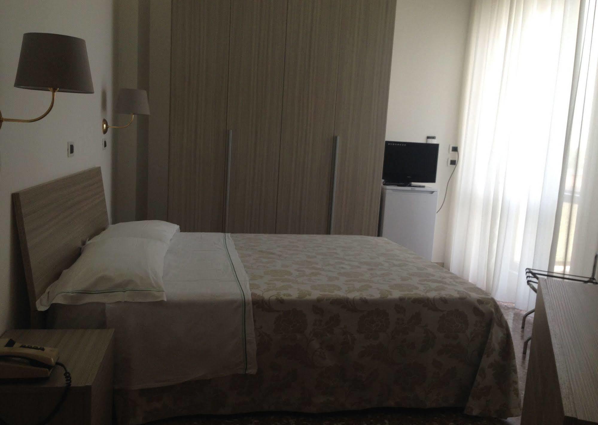 Hotel Carlton Beach Ріміні Екстер'єр фото