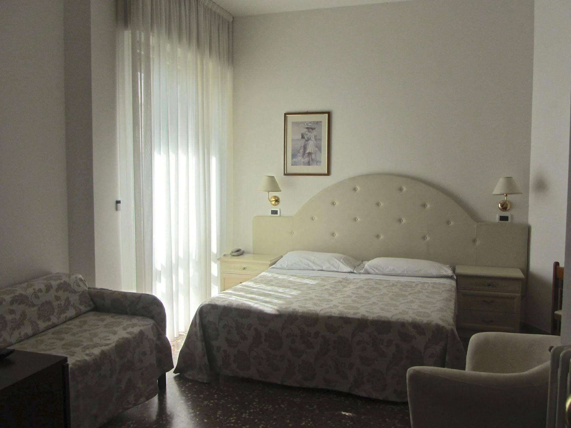 Hotel Carlton Beach Ріміні Екстер'єр фото