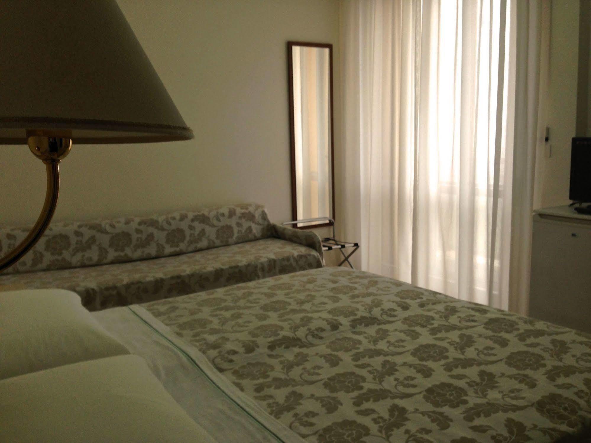 Hotel Carlton Beach Ріміні Екстер'єр фото