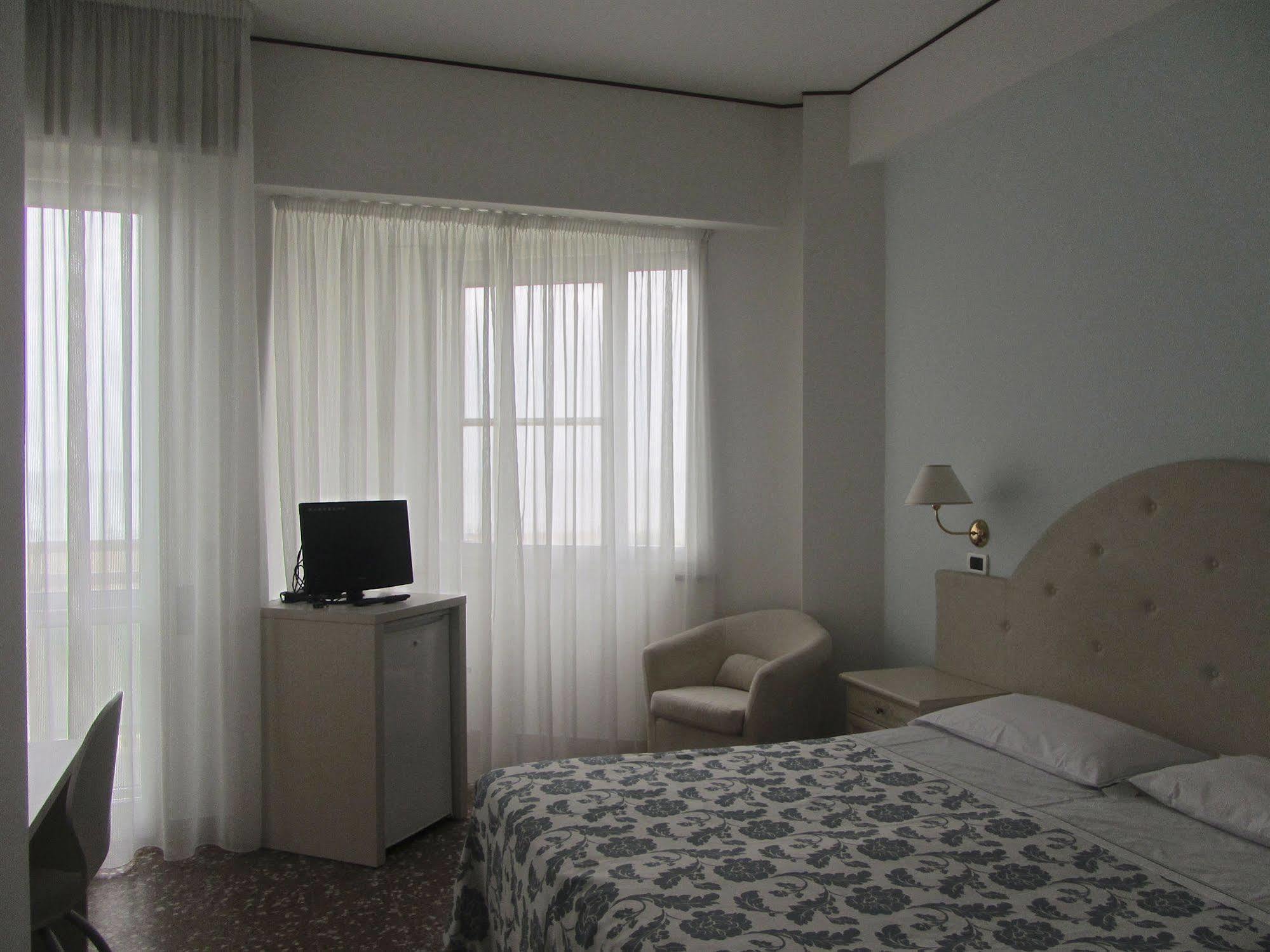 Hotel Carlton Beach Ріміні Екстер'єр фото