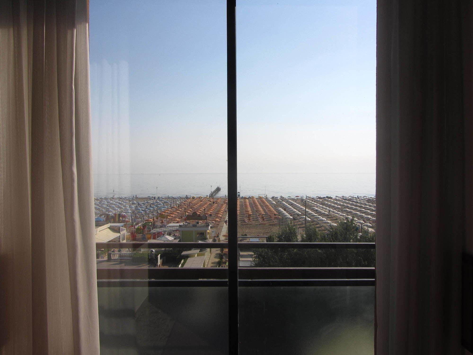 Hotel Carlton Beach Ріміні Екстер'єр фото