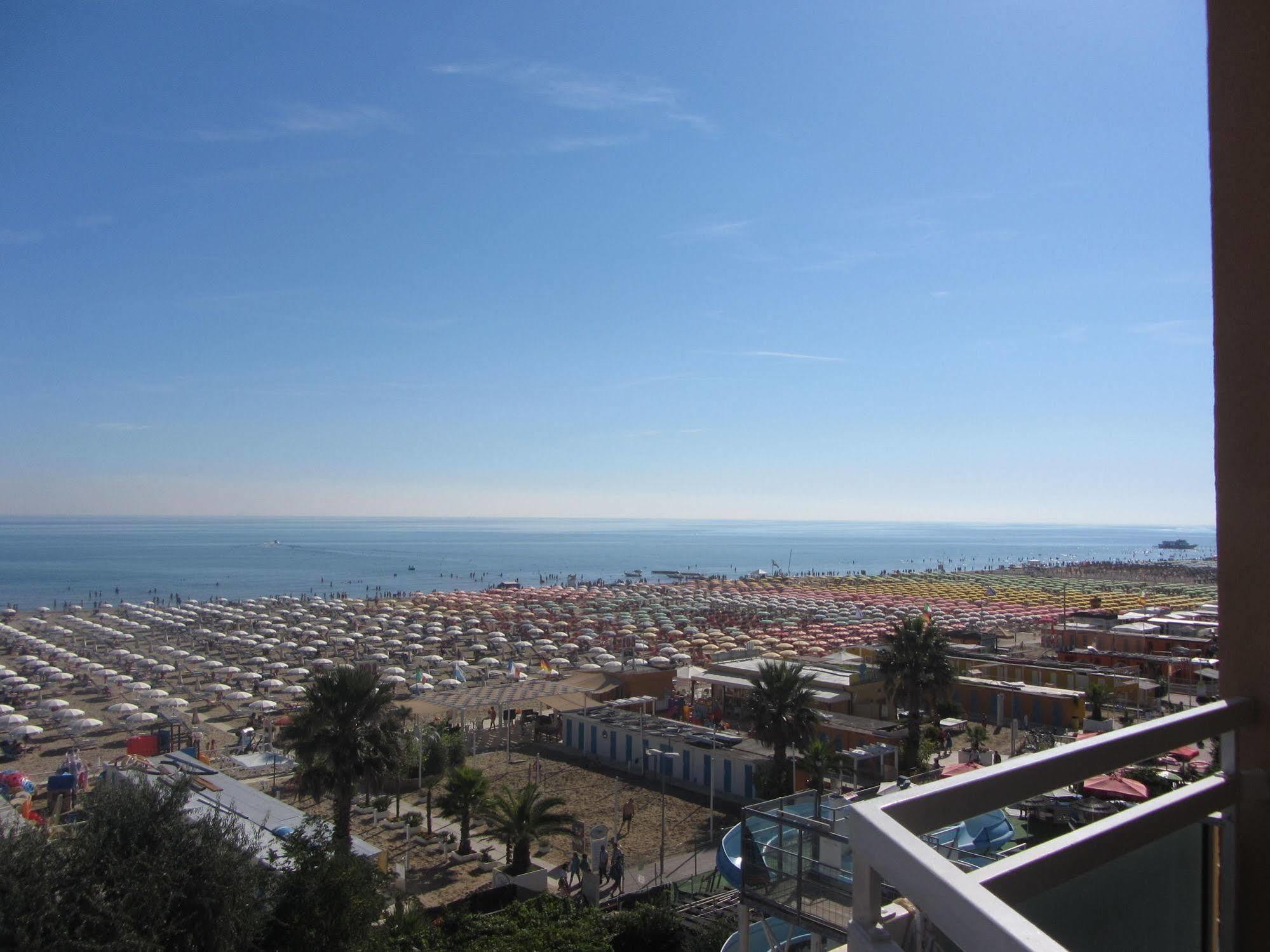 Hotel Carlton Beach Ріміні Екстер'єр фото