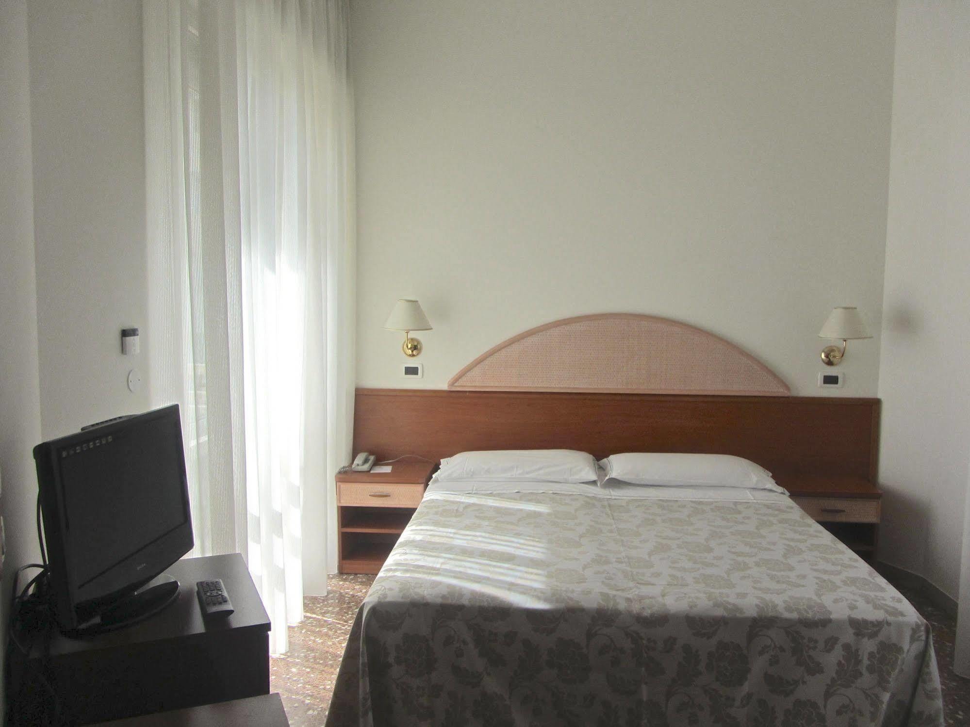 Hotel Carlton Beach Ріміні Екстер'єр фото